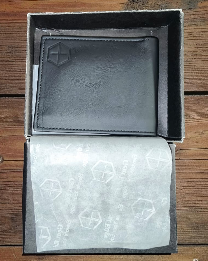 Black Plain Texture Leather Wallet – 2 Cash Pockets & 10 Card Slots (Latest Collection)