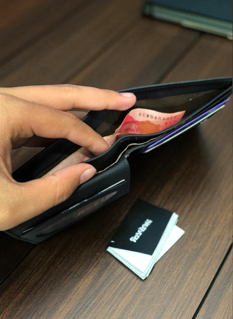 Black Plain Texture Leather Wallet – 2 Cash Pockets & 10 Card Slots (Latest Collection)